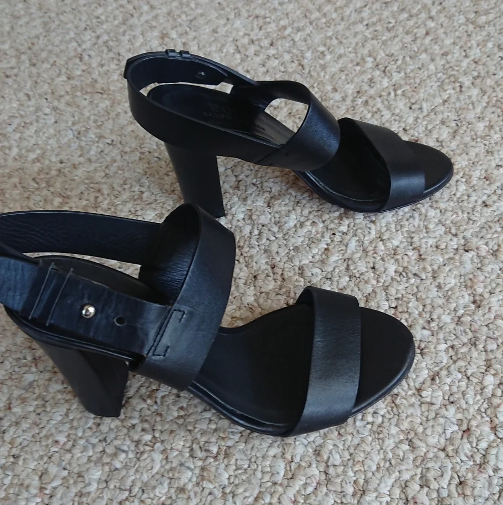 Polo Ralph Lauren Black Strappy full grain leather Sandals size 6.5